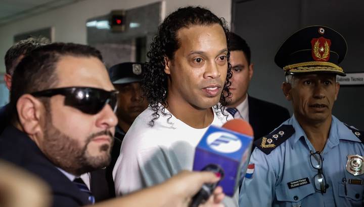 Экс-игрок сборной Бразилии Роналдиньо снова арестован в Парагвае - vesti.ru - Бразилия - Парагвай - Асунсьон