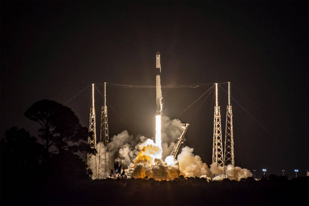 SpaceX запустила ракету-носитель Falcon 9 с кораблем Dragon - rtvi.com - шт.Флорида