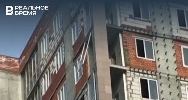 Казанцы беспокоятся, что на голову прохожим упадет балконная рама долгостроя на Достоевского - realnoevremya.ru - Казань - Татарстан