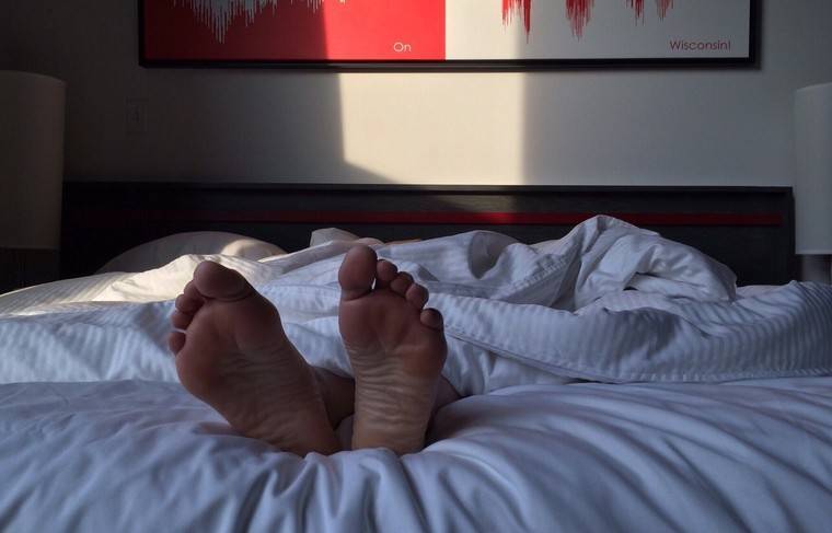 Врачи рассказали, что ноги во время сна нельзя укрывать одеялом - news.ru