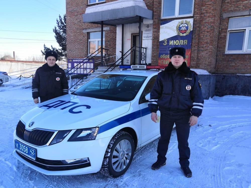 Александр Сидоров - Кузбасские полицейские спасли из горящего дома двух женщин с маленькими детьми - gazeta.a42.ru - Госавтоинспекция