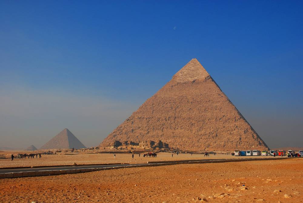 СМИ: Египтянин скончался после падения с одной из пирамид в Гизе - vm.ru - Египет