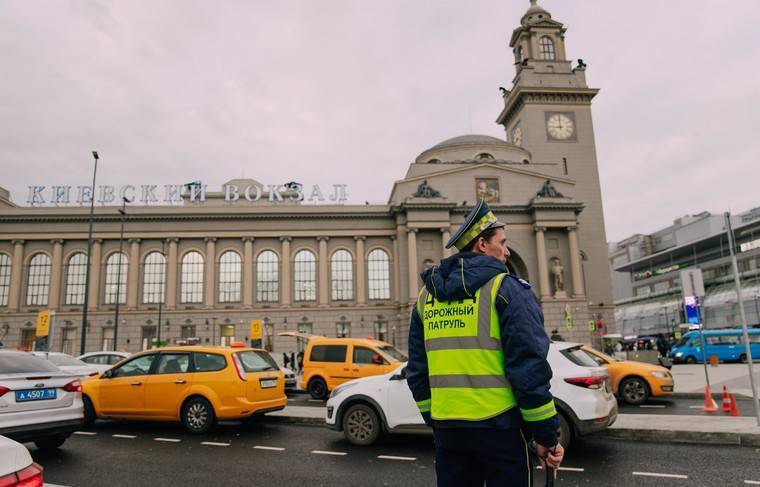 ЦОДД Москвы раздаёт женщинам шоколадки - news.ru - Москва