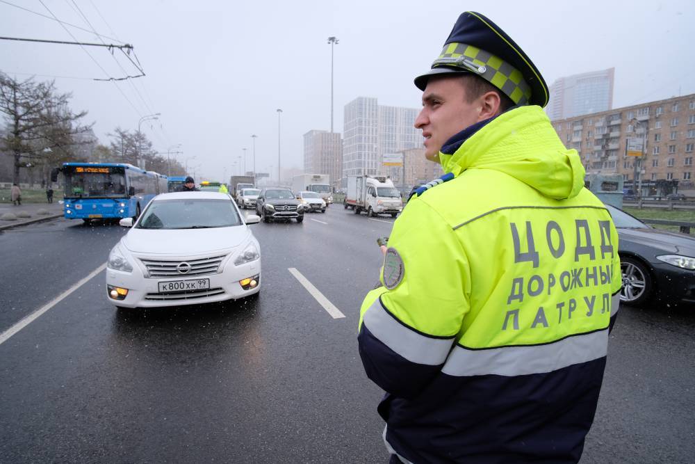 Экипажи дорожного патруля ЦОДД раздадут женщинам-водителям тысячу шоколадок - vm.ru