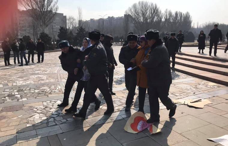 Акцию за права женщин в Киргизии разогнали силовики и ультраправые - news.ru - Киргизия