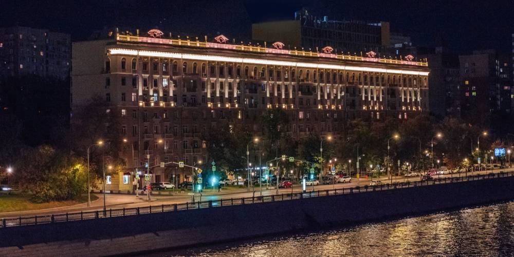 Подсветка украсила здания на Саввинской и Бережковской набережных - vm.ru