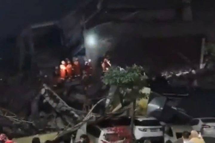 Спасатели продолжили искать 22 человека под завалами гостиницы в Китае - mk.ru - Китай - провинция Фуцзянь