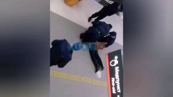 Пьяный мужчина устроил потасовку с охраной на Ладожском вокзале - piter.tv - Дания
