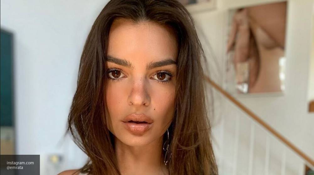 Эмили Ратаковски - Emily Ratajkowski - Эмили Ратаковски заметили в аэропорту Кеннеди с мужем и псом в разгар эпидемии COVID-19 - nation-news.ru - Нью-Йорк - Нью-Йорк