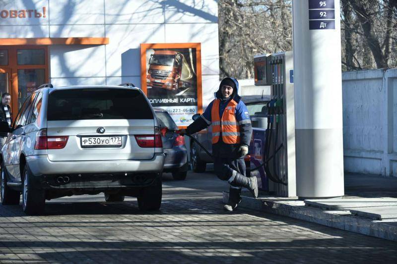 Производство бензина в России упало почти на 20 процентов за неделю - vm.ru - Россия