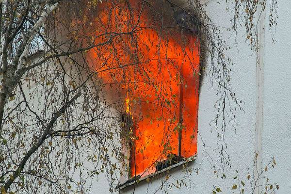 Три человека погибли при пожаре в жилом доме в Якутии - trud.ru - респ. Саха - Мирный