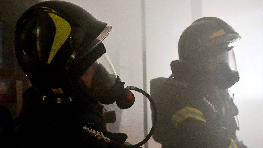 Полицейские помогли пожарным эвакуировать 11 человек из горящего дома в Астрахани - 5-tv.ru - Астрахань