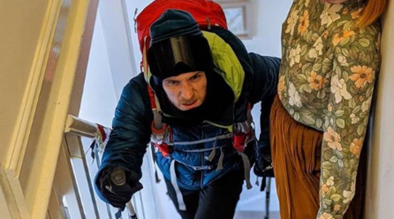 Мужчина в самоизоляции ходил по лестнице своего дома и взобрался на высоту Эвереста - usa.one - Англия - Великобритания