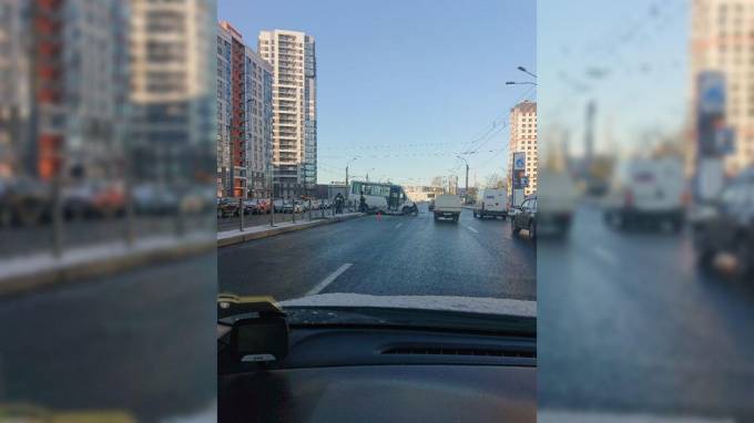 Микроавтобус влетел в ограждение на Кушелевской дороге - piter.tv - Санкт-Петербург