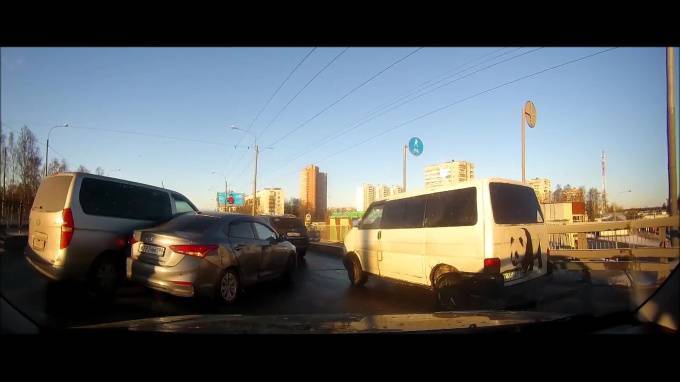Автомобили столкнулись на Пискарёвском путепроводе - piter.tv - Санкт-Петербург