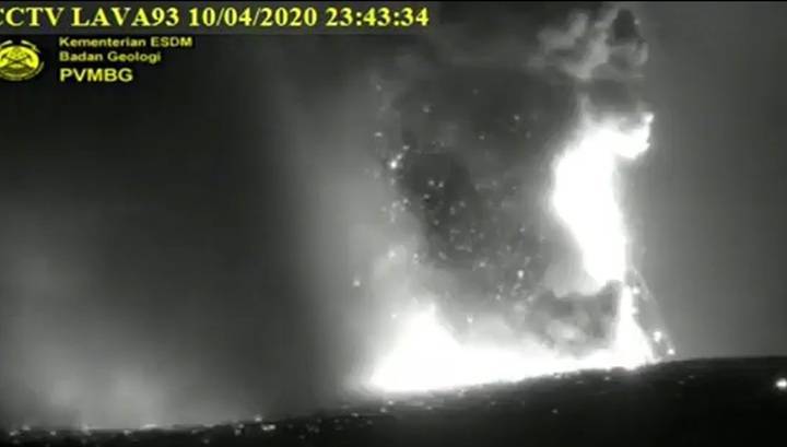 Появилось видео извержения вулкана Кракатау в Индонезии - vesti.ru - Индонезия - Jakarta