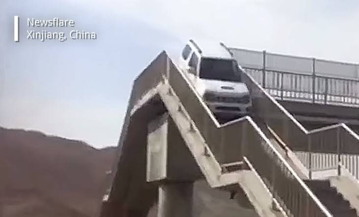 В Китае водитель «срезал» дорогу, проехав по надземному пешеходному переходу - mirnov.ru - Китай