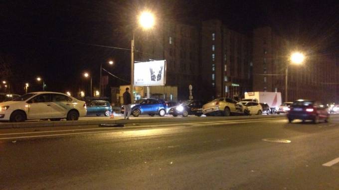 Семь машин столкнулись на Зольной улице - piter.tv - Санкт-Петербург