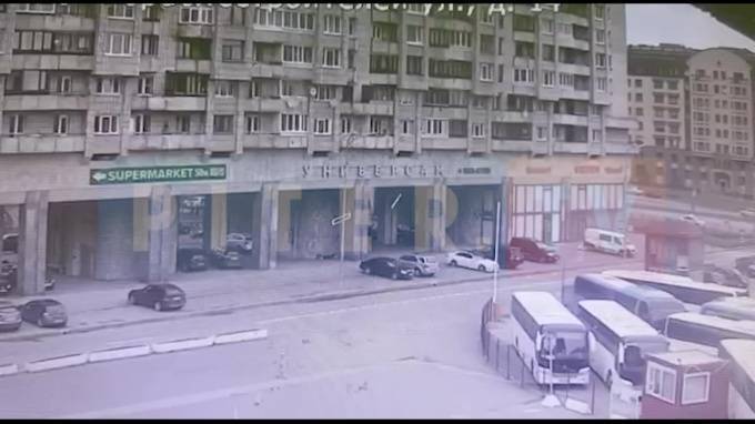 На видео показано, как от взрыва газового баллона в Петербурге вылетают окна - piter.tv - Санкт-Петербург - район Василеостровский, Санкт-Петербург