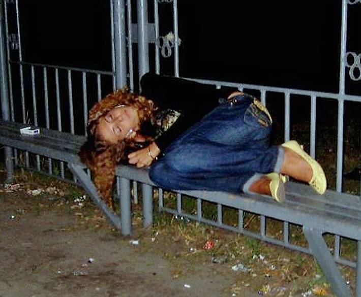 Россиянку, уснувшую пьяной на улице, наказали за нарушение режима самоизоляции - newsland.com - Россия - Нижегородская обл.