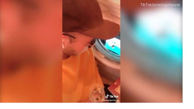 Видео: голландец сымитировал полет в бизнес-классе самолета в собственной ванной - piter.tv
