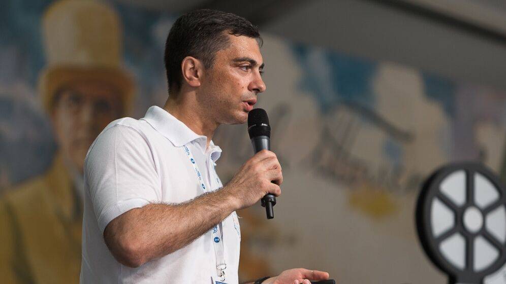Владимир Гутенев - Депутат Гутенев призвал финансово помогать попавшим в тяжелую ситуацию россиянам и бизнесу - riafan.ru - Россия - Санкт-Петербург