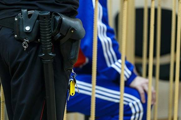 За 10 лет число силовиков, привлеченных к ответственности за пытки, сократилось в 2,5 раза - znak.com - Россия