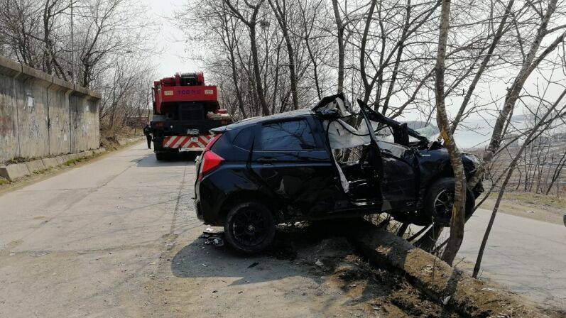 Автокран на полном ходу снес легковушку в Приморье и зажал ее в деревьях - vestirossii.com - Россия - Приморье край - Владивосток
