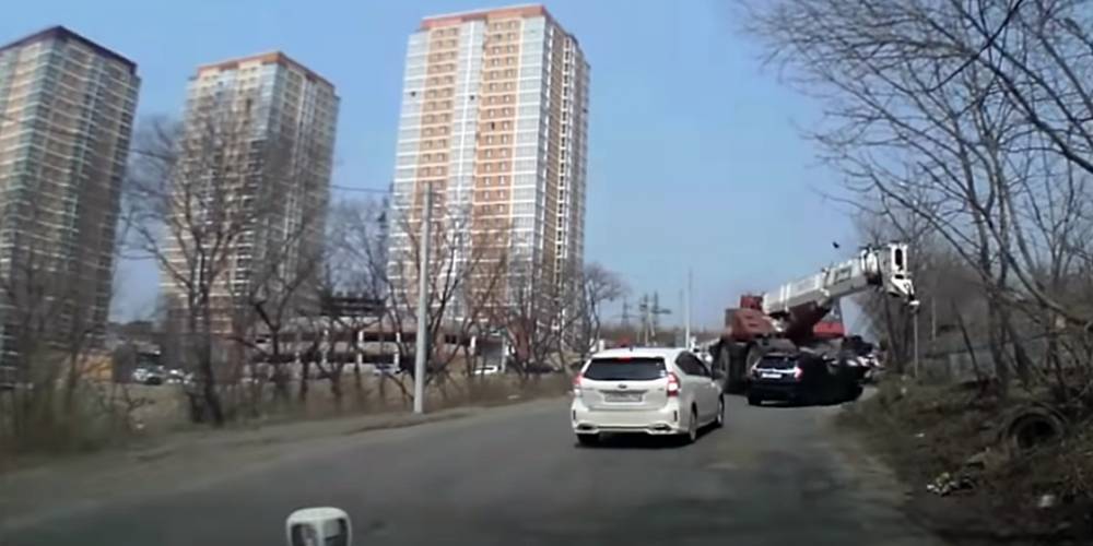 Во Владивостоке кран с отказавшими тормозами протаранил легковой автомобиль на "встречке" - ruposters.ru - Владивосток