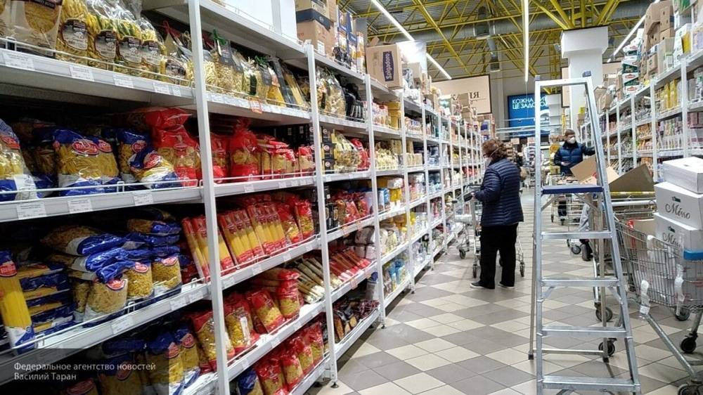 Вадим Наумов - Костромич с корзиной на голове вооружился стулом для защиты от коронавируса - nation-news.ru - Кострома
