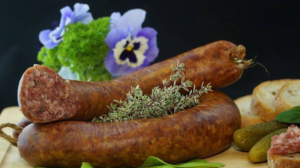Не надо скупать колбасу: в АКОРТ уверены, что России не грозит мясной дефицит США - inforeactor.ru - Россия - США