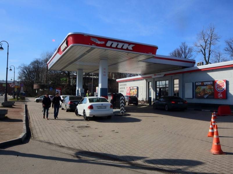 Цены на бензин снизились на 12-55 копеек - sobesednik.ru - Красноярский край - Краснодарский край - респ. Татарстан - респ. Алтай - респ. Дагестан - респ.Тыва