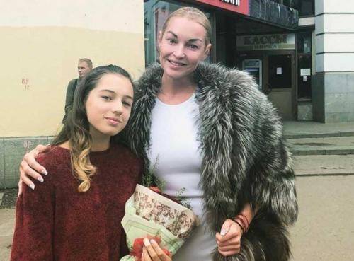 Анастасия Волочкова - Дочь Волочковой восстановила репутацию матери добрыми делами - vistanews.ru