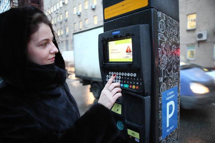 Василий Власов - Депутат предложил компенсировать москвичам затраты на парковочные абонементы - vm.ru - Москва - Россия