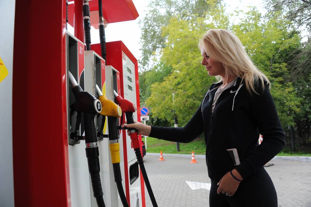 Цены на бензин в России упали - vm.ru - Россия - Уральск - округ Сибирский - Приволжск