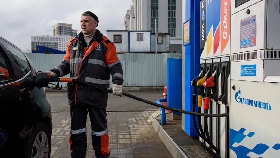 На фоне обвала нефтяных цен бензин подешевел на копейку - dp.ru - Россия - окр.Сзфо
