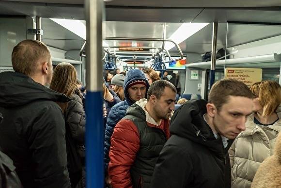 В Москве на входах в метро образовались огромные очереди из-за проверки пропусков - znak.com - Москва - Россия - Боровск