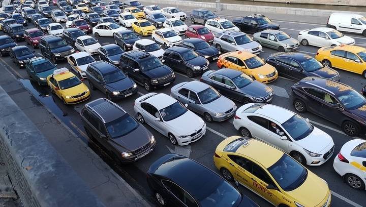 На въездах в Москву образовались многокилометровые пробки - vesti.ru - Москва - Московская обл.