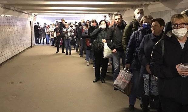В Москве из-за введения пропускного режима возникли пробки на дорогах и очереди на входе в метро - og.ru - Москва - Можайск