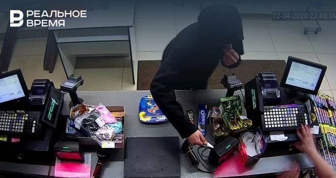 В Казани парень с ножом попытался украсть наличные из кассы — видео попытки разбоя - realnoevremya.ru - Казань - Татарстан