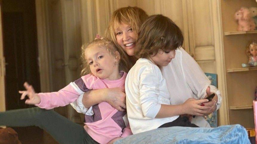 Алла Пугачева - Максим Галкин - Гарри Галкин - Елизавета Галкина - Лиза и Гарри Галкины до слез растрогали Пугачеву в день рождения - 5-tv.ru