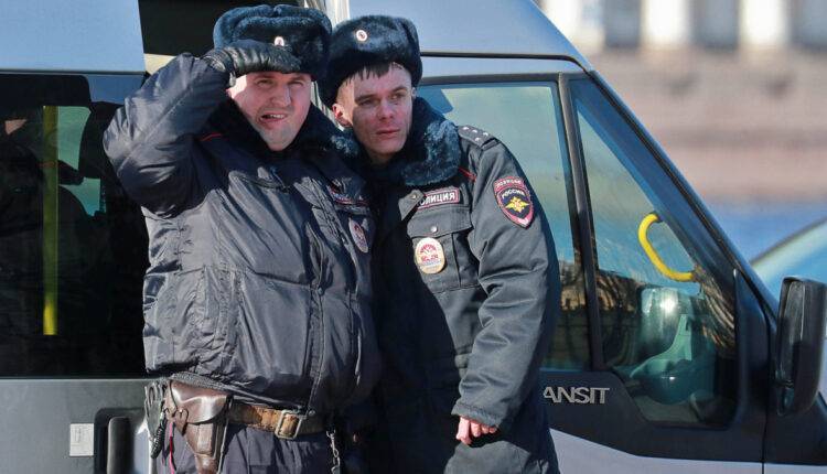 Александр Передрук - Полиция решила оштрафовать волонтера за проход через детскую площадку - newtvnews.ru - Петербурга