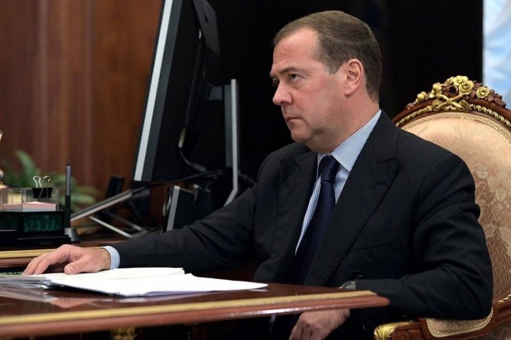 Дмитрий Медведев - Медведев: ситуация в экономике кое-где уже напоминает коллапс - mk.ru - Россия
