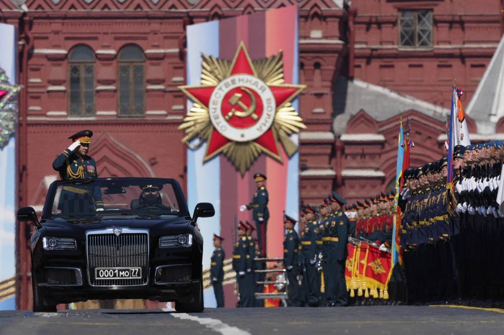 Владимир Путин - Дмитрий Песков - СМИ узнали о решении перенести парад Победы - vm.ru - Москва - Россия