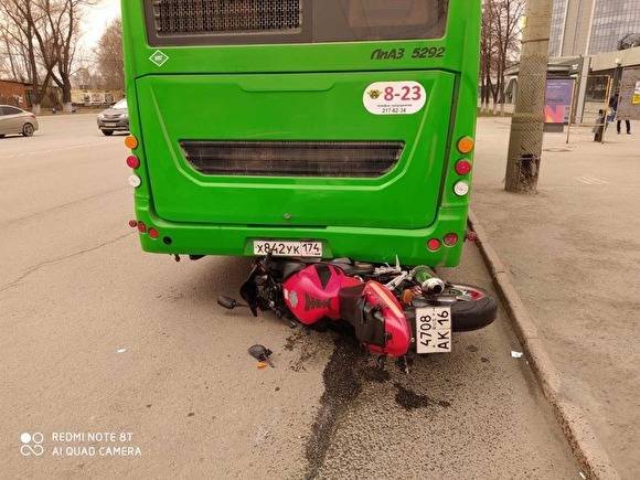 В Челябинске мотоциклист врезался в стоящий автобус - znak.com - Челябинск