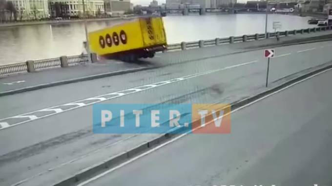 Фура свернула с пути и упала в воду на Выборгской набережной - piter.tv - Санкт-Петербург
