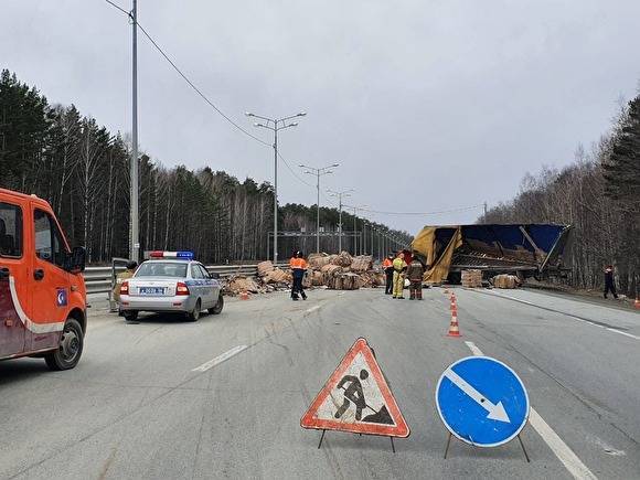 Под Екатеринбургском перевернулась фура с макулатурой - znak.com - Пермь - Первоуральск