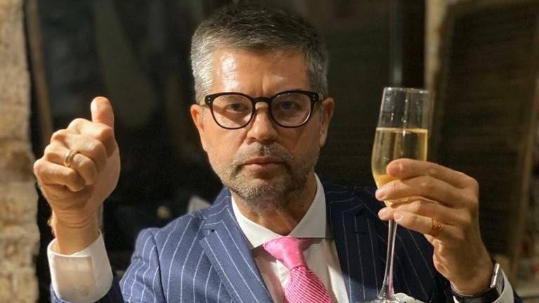 Владимир Семенов - Главврач тюменского обсерватора «Градостроитель» уволен - nashgorod.ru - Россия - Ухань