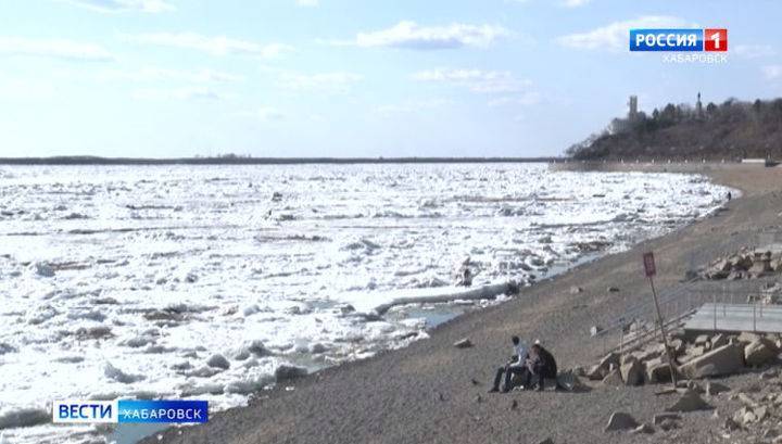Жители Хабаровска в нарушение режима любуются ледоходом на Амуре. Видео - vesti.ru - Хабаровск