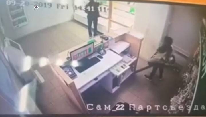 10-летняя девочка вместе с отчимом ограбила салон сотовой связи - vesti.ru - Самара